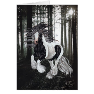 Paarden van zigeuners in het bos