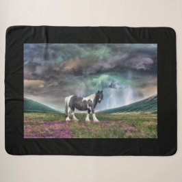 Paarden van zigeunerventilatoren in een Storm Sherpa Deken