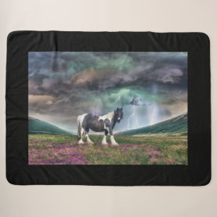 Paarden van zigeunerventilatoren in een Storm Sherpa Deken