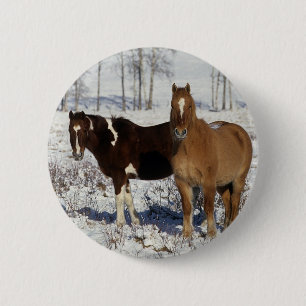 Paarden verven in sneeuw ronde button 5,7 cm