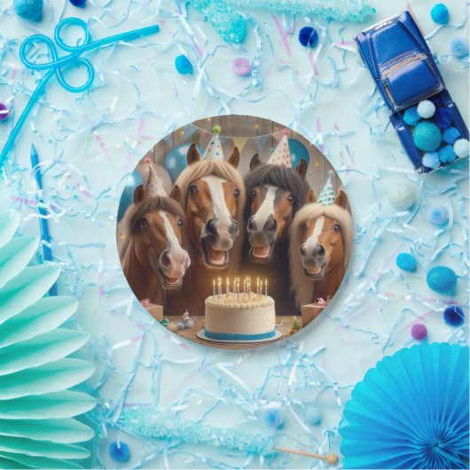 Paarden vieren verjaardag met taart en petten bord (Feest)