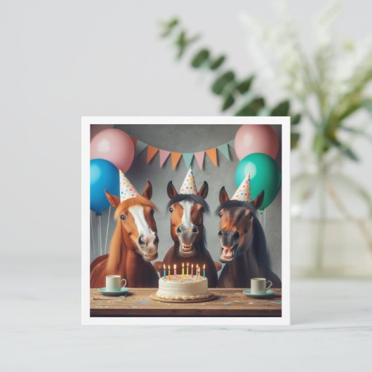 Paarden vieren verjaardag w/taart en petten kaart (Staand voorkant)