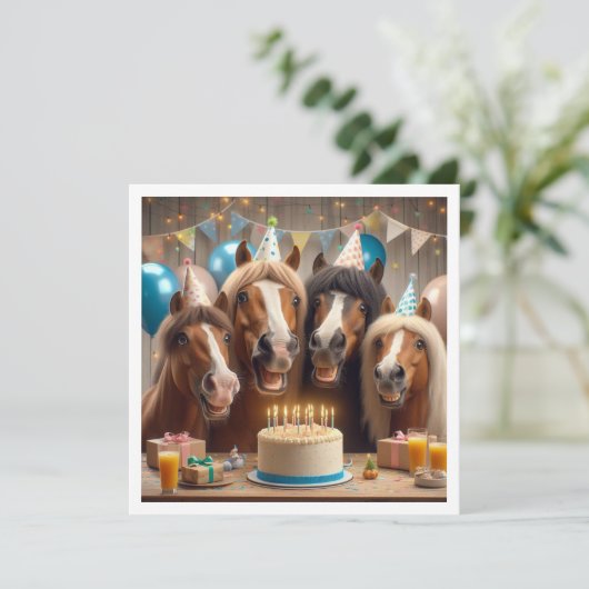 Paarden vieren verjaardag w/taart en petten kaart (Staand voorkant)