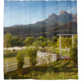 Paarden, witte hek, rode rotsen Douchegordijn (Voorkant)