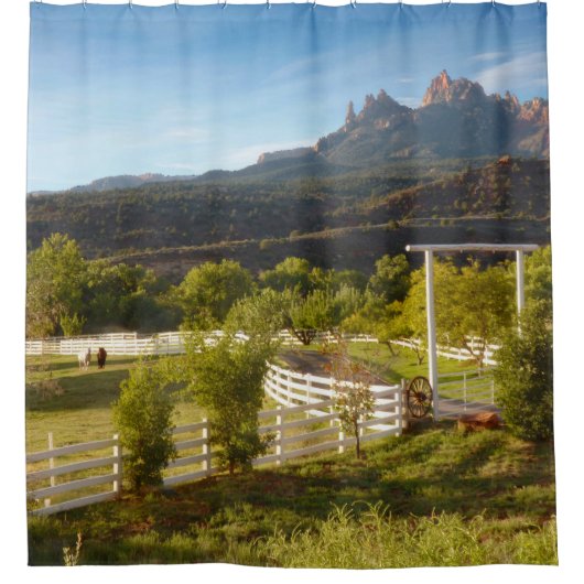 Paarden, witte hek, rode rotsen Douchegordijn (Voorkant)