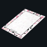 Paarden Zonnebrillen & lipstick-Notitieblok Notitieblok<br><div class="desc">Een notitieblok met een ontwerp dat bestaat uit roze en zwarte retro zonnebrillen voor katten,  roze verwisselen met grijze polka-stippen,  roze verbindingspasjes met zwarte boog,  roze lippenstiften,  roze gemulten en een flesje met roze verstuiver. Personaliseer met jouw naam.</div>