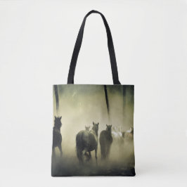 Paardenbeslag in de mist tote bag