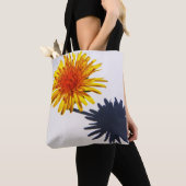 Paardenbloem en Schaduw stcan Tote Bag (Dichtbij)