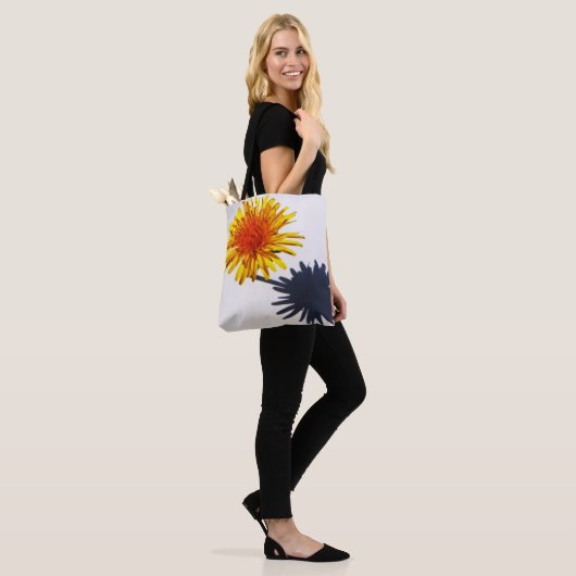 Paardenbloem en Schaduw stengel Tote Bag (Op model)