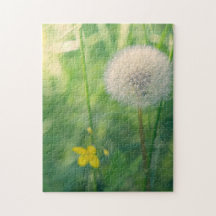 Paardenbloem in het groen met zacht zomerlicht