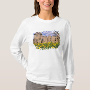 Paardenbloemen omringen Cesis Kasteel in centraal T-shirt
