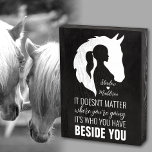 Paardenpaard en paardenliefhebber zwart houten kist print<br><div class="desc">Paarden citeren houten boxbord met paard en meisje silhouet,  gepersonaliseerd houten paardloerteken,  cowgirl,  ruiterhouten doosje. Beschikbaar voor meer objecten. Pas het aan met je eigen tekst. Aangepast bordje van paardenhout.</div>