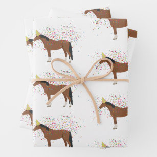 Paardenparkdieren met een partij inpakpapier vel