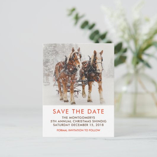 Paardenschaal met hoge kerstscène sparen de datum briefkaart (Staand voorkant)