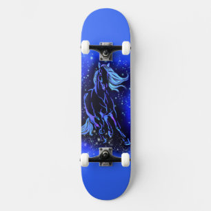 Paardenskateboard loopt in blauwe Sterrennacht Persoonlijk Skateboard
