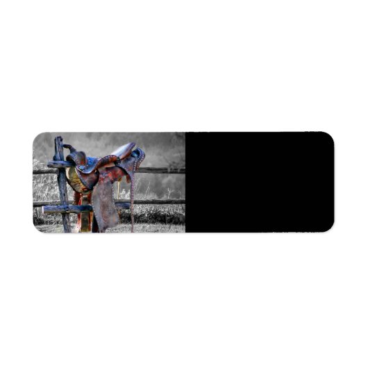 Paardenzadels op korraalhek Western Etiket (Voorkant)