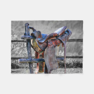 Paardenzadels op korraalhek Western Fleece Deken