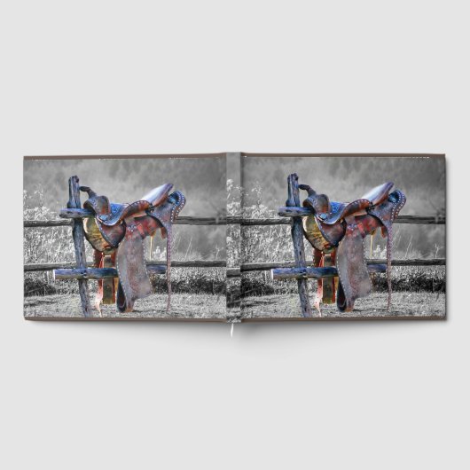 Paardenzadels op korraalhek Western Gastenboek (Volledig)