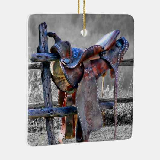 Paardenzadels op korraalhek Western Keramisch Ornament (Rechts)