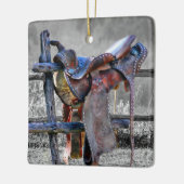 Paardenzadels op korraalhek Western Keramisch Ornament (Links)