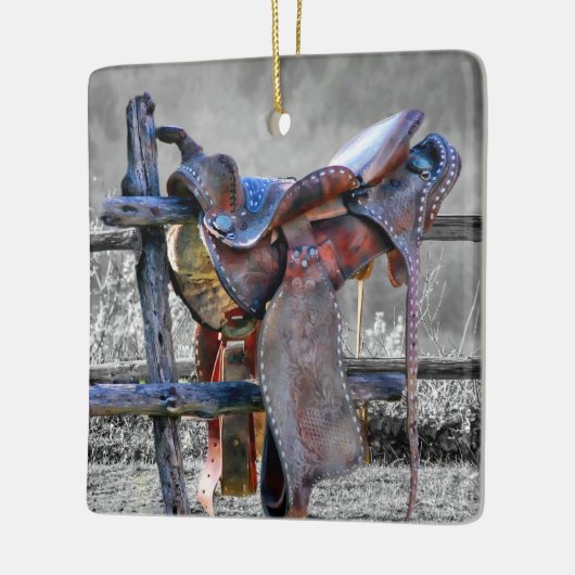 Paardenzadels op korraalhek Western Keramisch Ornament (Links)