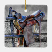 Paardenzadels op korraalhek Western Keramisch Ornament (Achterkant)