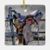 Paardenzadels op korraalhek Western Keramisch Ornament (Voorkant)