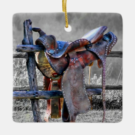 Paardenzadels op korraalhek Western Keramisch Ornament (Voorkant)