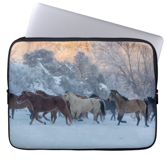 Paardrijden in de winter op Hideout Ranch Laptop Sleeve (Voorkant)