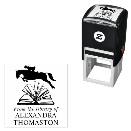 Paardrijder springen over open boek SQ Library naa Zelfinktende Stempel (In situ)