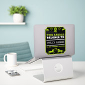 paardrijzadel sticker (Laptop op bureau)