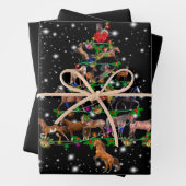 Paardse kerstboom met vlieglicht inpakpapier vel (In situ)