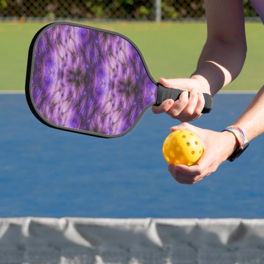 Paars abstract bont met textuur pickleball paddle (Insitu)