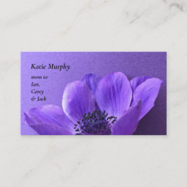 Paars anemon op vergelijkbare gekleurde achtergron visitekaartje