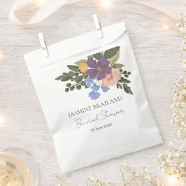 Paars bloemstuk en groen boeket Bruidsdouche  Bedankzakje