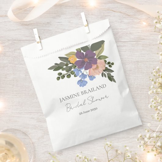 Paars bloemstuk en groen boeket Bruidsdouche  Bedankzakje (Geknipt)