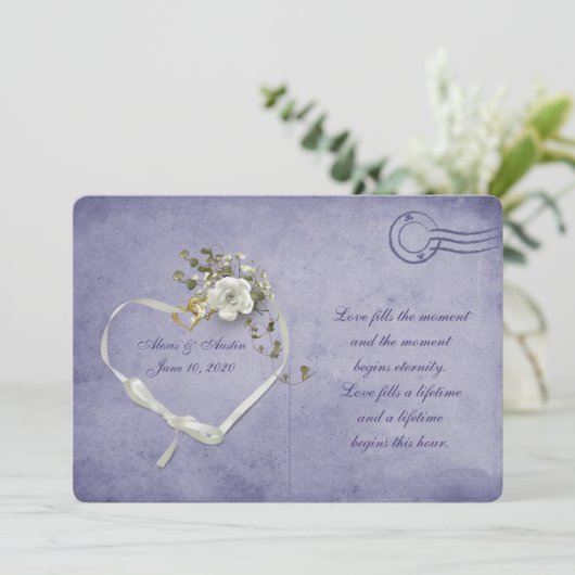 paars briefkaart met witte roos en linthart (Staand voorkant)