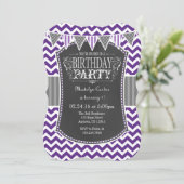 Paars Chalkboard Chevron Birthday Invite Kaart (Staand voorkant)