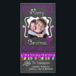 Paars Chalkboard Merry-kerstkaart Feestdagenkaart<br><div class="desc">Vrolijk kerstfeestelijke fotokaarten met een krijtborduiterlijk,  veel paarse draaiende roekjes en tekst die Merry Kerstmis leest,  een reeks kleurrijke boomlichten in verschillende kleuren,  paarse hangende ornamenten,  en gebieden die je kunt aanpassen aan deze prachtige en heldere vakantiefotofoonkaarten met je foto en namen!</div>
