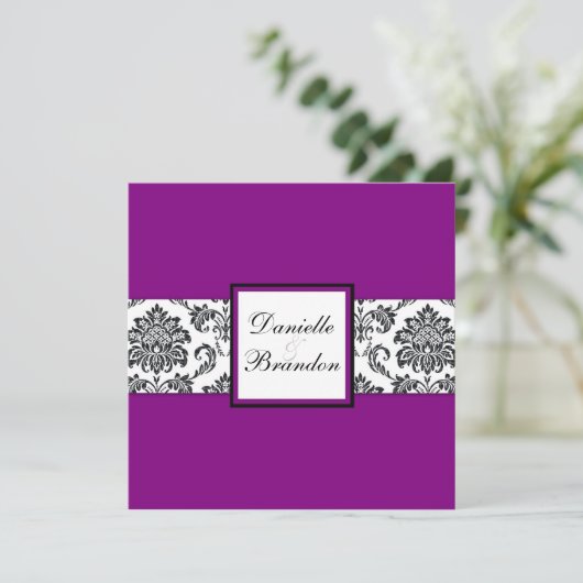 Paars Damask Monogram Weddenschap Kaart (Staand voorkant)