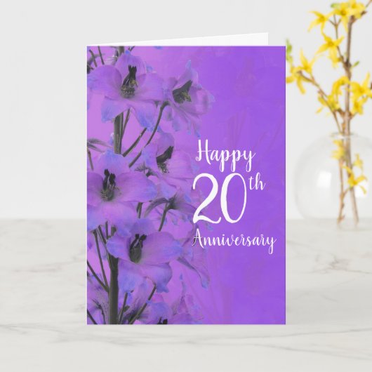 Paars delphinium op de kaart voor een paar jaar (Gele Bloem)