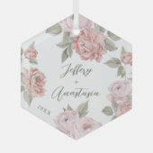 Paar's eerste kerstfeest Elegant Script Pink Peony Glas Ornament (Voorkant)
