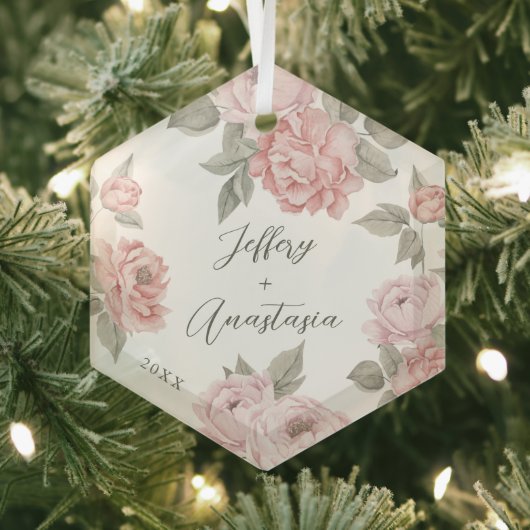 Paar's eerste kerstfeest Elegant Script Pink Peony Glas Ornament (Insitu)