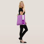Paars Elegant Chevron Design met monogram Tote Bag (Op model)