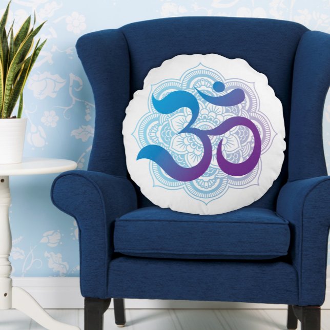 Paars en blauw symbool Mandala Flower White Rond Kussen (White Round Pillow with Blue and Purple Om Symbol and an Indian Lotus Flower Icon on a Blue Chair)