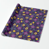 Paars en geel bloemmotief cadeaupapier (Uitgerold)