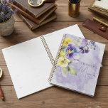 Paars en geel planner<br><div class="desc">Dit eenvoudige maar elegante ontwerp kenmerkt een bouquet van paarse,  gele en lavendere pansies en andere bloemen met grijze eigenschappen. De achtergrond is een paarse waterverf splash op een getextureerde witte achtergrond van het waterverf papier. Creëer door Simply Farmhouse Press.</div>