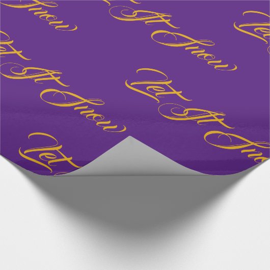 Paars en gouden laat het elegant script sneeuwen cadeaupapier (Hoek)