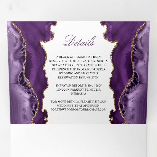 Paars en goudgeweer op witte bruiloft drieluik uitnodiging (Binnenzijde eerst)