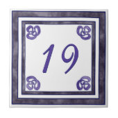Paars en grijs nummer tegeltje (Voorkant)